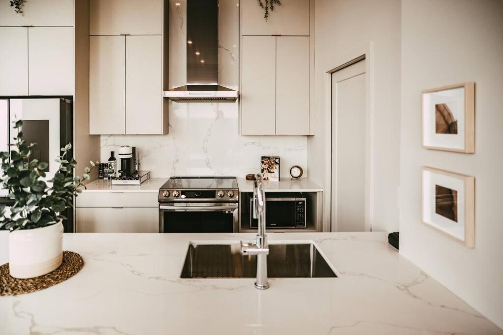 New Luxury 2Br Penthouse Apt In Central Χάλιφαξ Εξωτερικό φωτογραφία